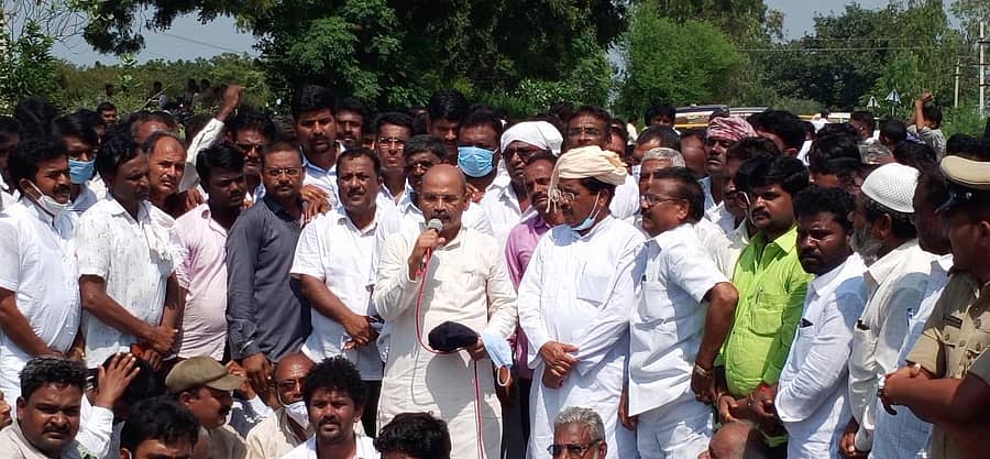 ಚಿಂಚೋಳಿಯ ಹೋಡೇಬೀರನಹಳ್ಳಿ ಕ್ರಾಸ್ನಲ್ಲಿ ಭೂಕಂಪನ ಅನುಭವವಾದ ಹಳ್ಳಿಗಳ ನಾಗರಿಕ ಹೋರಾಟ ಸಮಿತಿ ವತಿಯಿಂದ ನಡೆದ ರಸ್ತೆತಡೆ ಪ್ರತಿಭಟನೆಯಲ್ಲಿ ಡಾ.ಶರಣಪ್ರಕಾಶ ಪಾಟೀಲ ಮಾತನಾಡಿದರು. ಸುಭಾಷ ರಾಠೋಡ, ಬಸವರಾಜ ಮಲಿ, ಅನಿಲಕುಮಾರ ಜಮಾದಾರ, ಮಂಗಳಮೂರ್ತಿ, ವೀರೇಂದ್ರ ಬಳಿ, ಪ್ರಕಾಶ ರಂಗನೂರ, ರೇವಣಸಿದ್ದಪ್ಪ ಅಣಕಲ್ ಇದ್ದರು