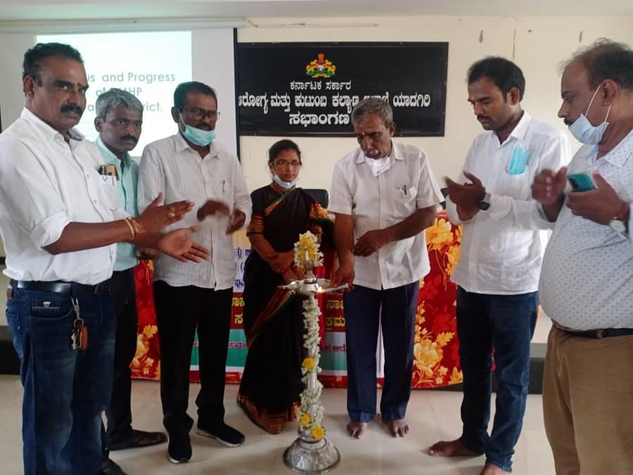 ಯಾದಗಿರಿಯಲ್ಲಿ ನಡೆದ ಕಾರ್ಯಕ್ರಮವನ್ನು ಯಾದಗಿರಿ ಶಾಸಕ ವೆಂಕಟರೆಡ್ಡಿ ಮುದ್ನಾಳ ಉದ್ಘಾಟಿಸಿದರು. ಡಾ.ಇಂದುಮತಿ ಕಾಮಶೆಟ್ಟಿ, ಜಿಲ್ಲಾ ಮಾನಸಿಕ ಆರೋಗ್ಯ ಅಧಿಕಾರಿ ಡಾ.ಭಗವಂತ ಅನವಾರ ಇದ್ದರು