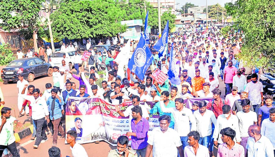 ನ್ಯಾಯಮೂರ್ತಿ ಎ.ಜೆ. ಸದಾಶಿವ ಆಯೋಗದ ವರದಿ ಜಾರಿಗೊಳಿಸಬೇಕು. ಪ್ರಭು ಚವಾಣ್ ಅವರನ್ನು ಸಚಿವ ಸಂಪುಟದಿಂದ ಕೈಬಿಡಬೇಕು ಎಂದು ಒತ್ತಾಯಿಸಿ ಮಾದಿಗ ದಂಡೋರ ಹೋರಾಟ ಸಮಿತಿ ಬೀದರ್ನಲ್ಲಿ ಸೋಮವಾರ ಪ್ರತಿಭಟನೆ ನಡೆಸಿತು