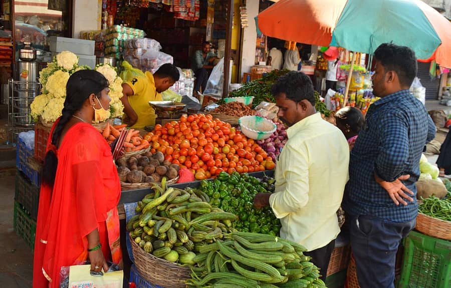 ಯಾದಗಿರಿ ನಗರದ ರೈಲ್ವೆ ಸ್ಟೇಷನ್ ರಸ್ತೆಯ ತರಕಾರಿ ಮಾರುಕಟ್ಟೆಯ ನೋಟ