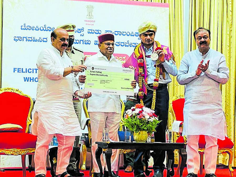 ಟೋಕಿಯೊ ಪ್ಯಾರಾಲಿಂಪಿಕ್ಸ್‌ನಲ್ಲಿ ಬೆಳ್ಳಿ ಪದಕ ಗಳಿಸಿದ ಸುಹಾಸ್‌ ಯತಿರಾಜ್ ಅವರನ್ನು ಮುಖ್ಯಮಂತ್ರಿ ಬಸವರಾಜ ಬೊಮ್ಮಾಯಿ ಸನ್ಮಾನಿಸಿದರು. ರಾಜ್ಯಪಾಲ ಥಾವರಚಂದ್‌ ಗೆಹಲೋತ್‌, ಕ್ರೀಡಾ ಸಚಿವ ಕೆ.ಸಿ.ನಾರಾಯಣ ಗೌಡ ಇದ್ದರು.