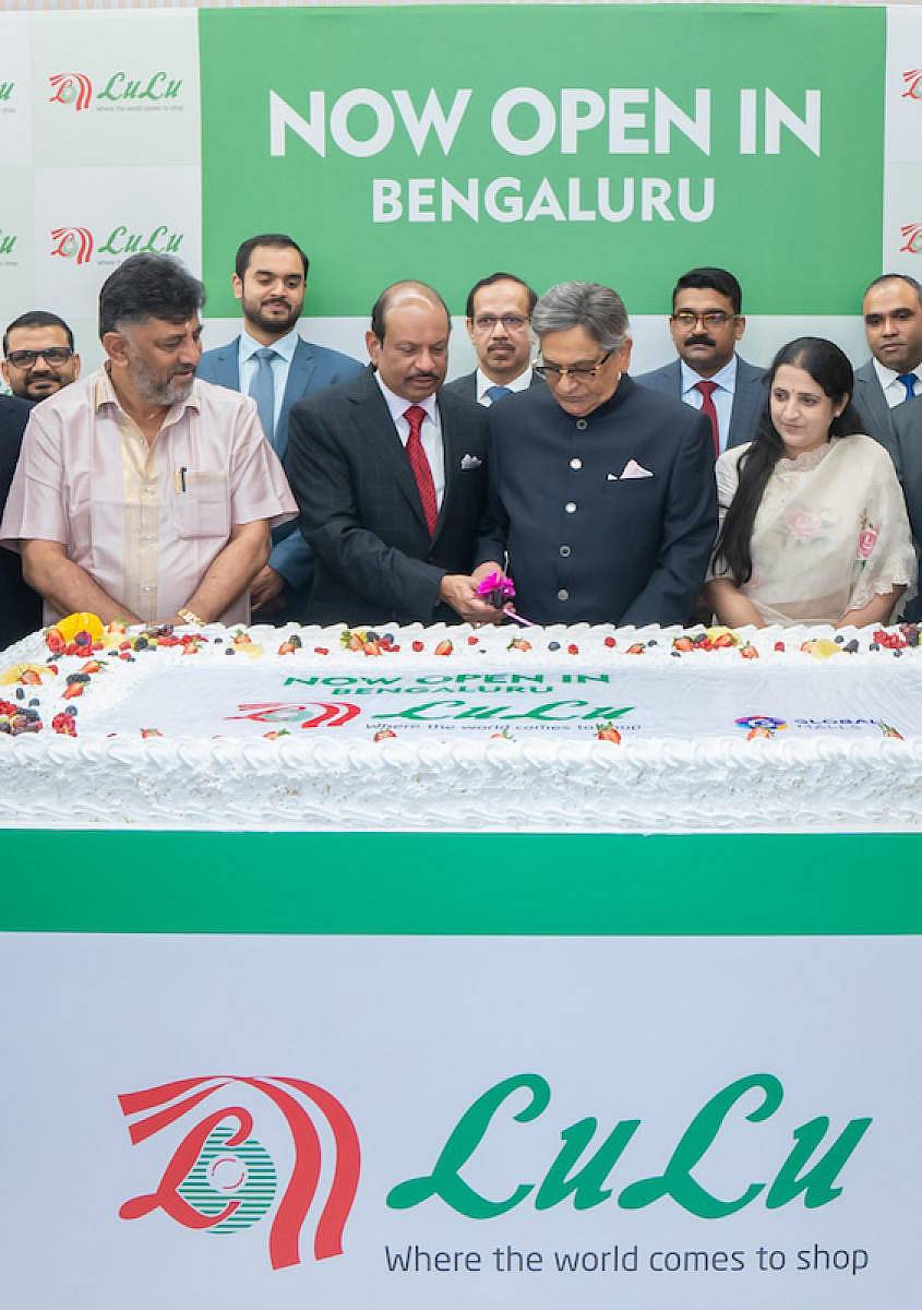 ಗ್ಲೋಬಲ್ ಮಾಲ್ ಉದ್ಘಾಟನೆ ಕಾರ್ಯಕ್ರಮದಲ್ಲಿ ಕೆಪಿಸಿಸಿ ಅಧ್ಯಕ್ಷ ಡಿ.ಕೆ.ಶಿವಕುಮಾರ್ ಡಿ.ಕೆ.ಶಿವಕುಮಾರ್, ಲುಲು ಸಮೂಹದ ಸಿಎಂಡಿ ಯೂಸುಫ್ ಅಲಿ ಮತ್ತು ಬಿಜೆಪಿ ನಾಯಕ ಎಸ್.ಎಂ. ಕೃಷ್ಣ