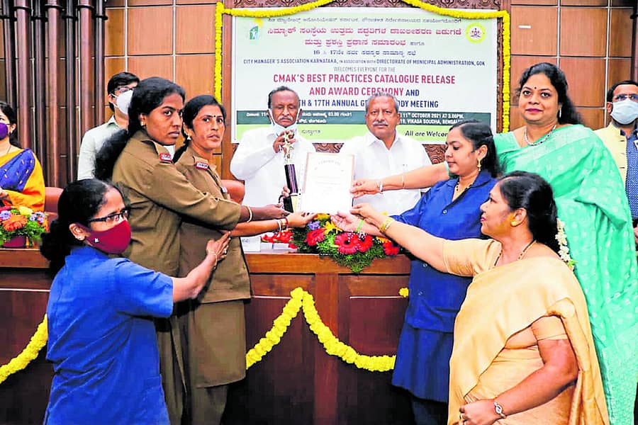ಸಚಿವ ಎಂಟಿಬಿ ನಾಗರಾಜ್ ಅವರು ಸಂಸ್ಥೆಯ ಸಿಬ್ಬಂದಿಗೆ ಪ್ರಶಸ್ತಿ ಪತ್ರ ಮತ್ತು ಫಲಕ ವಿತರಿಸಿದರು. ಸಚಿವ ಬೈರತಿ ಬಸವರಾಜ್, ಸಂಸ್ಥೆಯ ಮುಖ್ಯ ಸಾರ್ವಜನಿಕ ಸಂಪರ್ಕಾಧಿಕಾರಿ ಟಿ.ಎಸ್. ಲತಾ ಇದ್ದರು