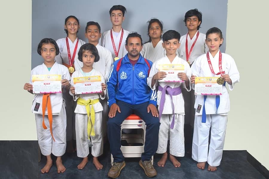 ಶಿವಮೊಗ್ಗದಲ್ಲಿ ನಡೆದ ರಾಜ್ಯ ಮಟ್ಟದ ಕರಾಟೆ ಪಂದ್ಯಾವಳಿಯಲ್ಲಿ ಉತ್ತಮ ಸಾಧನೆ ತೋರಿದ ಬೆಳಗಾವಿಯ ಶಾಹೂನಗರದ ‘ಯೂನಿವರ್ಸಲ್ ಶೋಟೊಕಾನ್ ಕರಾಟೆ ಡೋ–ಕರ್ನಾಟಕ’ದ ಪಟುಗಳೊಂದಿಗೆ ತರಬೇತುದಾರ ರಾಜು ರಜಪೂತ್ ಇದ್ದಾರೆ