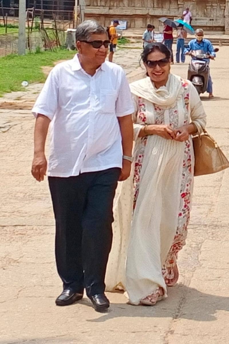 ಶಾಸಕ ಜಗದೀಶ ಶೆಟ್ಟರ್ ಅವರು ಪತ್ನಿ ಶಿಲ್ಪಾ ಅವರೊಂದಿಗೆ ಮಂಗಳವಾರ ಹಂಪಿ ರಥಬೀದಿಯಲ್ಲಿ ನಡೆದಾಡುತ್ತ ಸ್ಮಾರಕಗಳನ್ನು ವೀಕ್ಷಿಸಿದರು