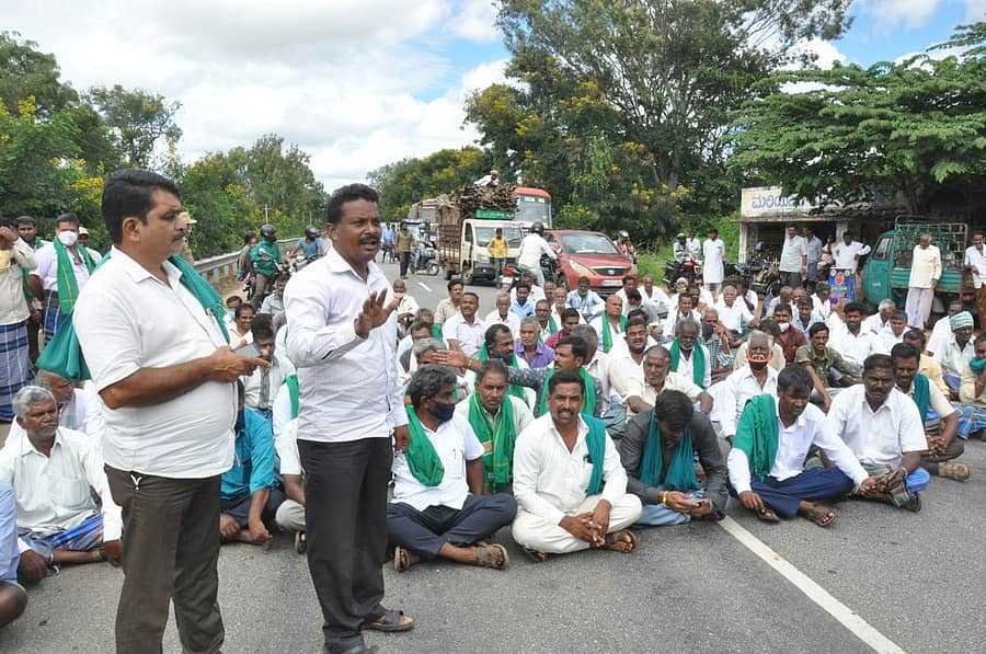 ಮಾಲಗೆರೆಗೆ ಪೂರ್ಣವಾಗಿ ನೀರು ತುಂಬಿಸಿ ಎಂದು ಆಗ್ರಹಿಸಿ ರೈತರು, ಸ್ಥಳೀಯರು ಮರಿಯಾಲದ ಬಳಿ ರಾಷ್ಟ್ರೀಯ ಹೆದ್ದಾರಿ ತಡೆದು ಮಂಗಳವಾರ ಪ್ರತಿಭಟನೆ ನಡೆಸಿದರು