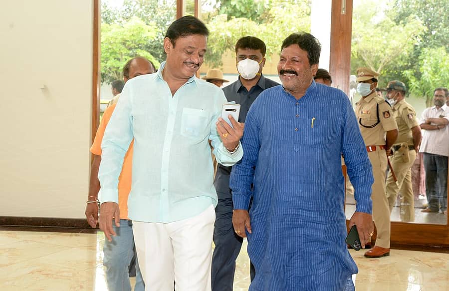 ದಾವಣಗೆರೆಯ ಜಿಎಂಐಟಿ ಅತಿಥಿ ಗೃಹದಲ್ಲಿ ಮುಖ್ಯಮಂತ್ರಿ ಬಸವರಾಜ ಬೊಮ್ಮಾಯಿ ಅವರು ಮುಂಬರುವ ಹಾನಗಲ್ ಕ್ಷೇತ್ರದ ಚುನಾವಣೆ ಅಂಗವಾಗಿ ನಡೆಸಿದ ಸಭೆಯಲ್ಲಿ ಭಾಗವಹಿಸಿ ಸಚಿವರಾದ ಮುನಿರತ್ನ ಮತ್ತು ಬಿ.ಸಿ. ಪಾಟೀಲ ಹೊರಬಂದರು