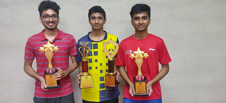 ಪ್ರಶಸ್ತಿಗಳೊಂದಿಗೆ (ಎಡದಿಂದ) ಗಣೇಶ್ ಹಿರೇಮಠ, ರೋಹಿತ್ ಶಂಕರ್ ಮತ್ತು ದೀವಿತ್ ಯಕ್ಕುಂಡಿ