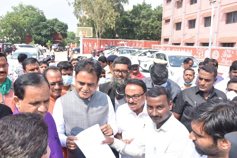 ಬೀದರ್ನಲ್ಲಿ ಈಚೆಗೆ ಉನ್ನತ ಶಿಕ್ಷಣ ಸಚಿವ ಡಾ.ಸಿ.ಎನ್.ಅಶ್ವತ್ಥನಾರಾಯಣ ಅವರಿಗೆ ಎಬಿವಿಪಿ ರಾಷ್ಟ್ರೀಯ ಕಾರ್ಯಕಾರಣಿ ಸದಸ್ಯ ರೇವಣಸಿದ್ದ ಜಾಡರ್ ಮನವಿಪತ್ರ ಸಲ್ಲಿಸಿದರು