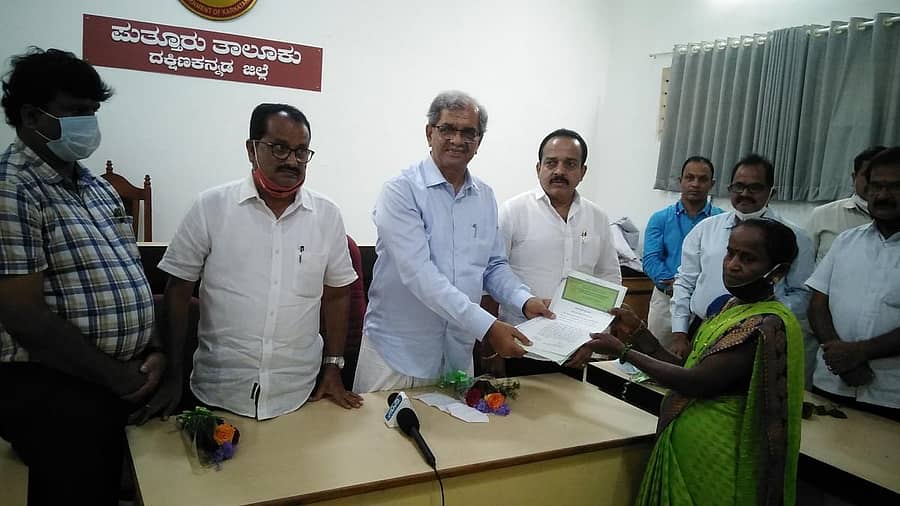 ಪುತ್ತೂರು ತಾಲ್ಲೂಕಿನ ಉಪ್ಪಿನಂಗಡಿ ಗ್ರಾಮದ ಕದಿಕ್ಕಾರು ಬೀಡಿನ ಬಳಿಯಲ್ಲಿ ಮನೆ ನಿರ್ಮಿಸಿಕೊಂಡು ವಾಸಿಸುತ್ತಿರುವ ಪರಿಶಿಷ್ಟ ಜಾತಿಗೆ ಸೇರಿರುವ ಕುಟುಂಬಗಳಿಗೆ ಪುತ್ತೂರು ಉಪ ವಿಭಾಗಾಧಿಕಾರಿ ಕಚೇರಿ ಸಭಾಂಗಣದಲ್ಲಿ ಡಿ. ಹರ್ಷೇಂದ್ರ ಕುಮಾರ್ ಹಕ್ಕುಪತ್ರ ವಿತರಿಸಿದರು.