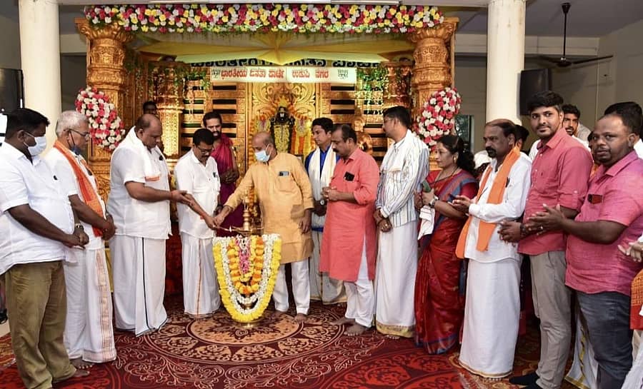 ಉಡುಪಿಯ ಬಿಜೆಪಿ ಕಚೇರಿಯಲ್ಲಿ ನವರಾತ್ರಿ ಅಂಗವಾಗಿ ಮಂಗಳವಾರ ಶಾರದಾ ಪೂಜೆ ಮಾಡಲಾಯಿತು.