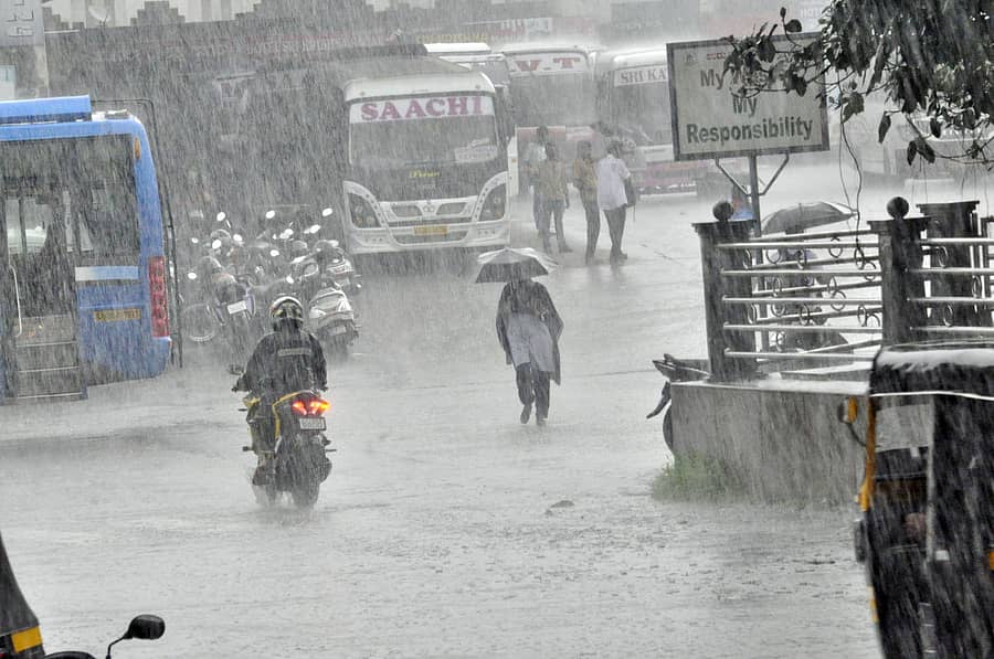 ಉಡುಪಿಯಲ್ಲಿ ಮಂಗಳವಾರ ಸುರಿದ ಬಿರುಸಿನ ಮಳೆಪ್ರಜಾವಾಣಿ ಚಿತ್ರ–ಉಮೇಶ್ ಮಾರ್ಪಳ್ಳಿ