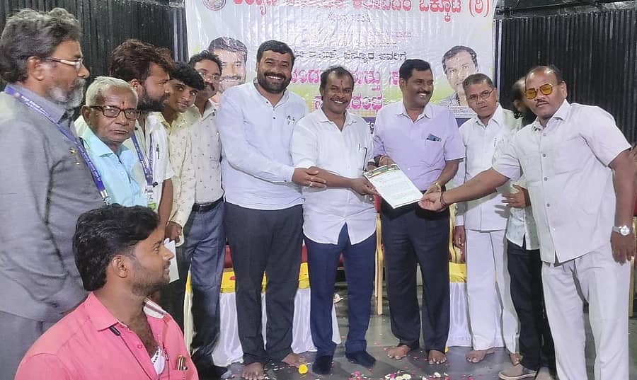 ಕಲ್ಯಾಣ ಕರ್ನಾಟಕ ಕಲಾವಿದರ ಒಕ್ಕೂಟದ ಪದಾಧಿಕಾರಿಗಳು ಕಲಬುರ್ಗಿಯಲ್ಲಿ ಕನ್ನಡ ಮತ್ತು ಸಂಸ್ಕೃತಿ ಇಲಾಖೆಯ ಜಂಟಿ ನಿರ್ದೇಶಕ ಕೆ.ಎಚ್. ಚನ್ನೂರ ಅವರಿಗೆ ವಿವಿಧ ಬೇಡಿಕೆಗಳ ಮನವಿ ಪತ್ರ ಸಲ್ಲಿಸಿದರು