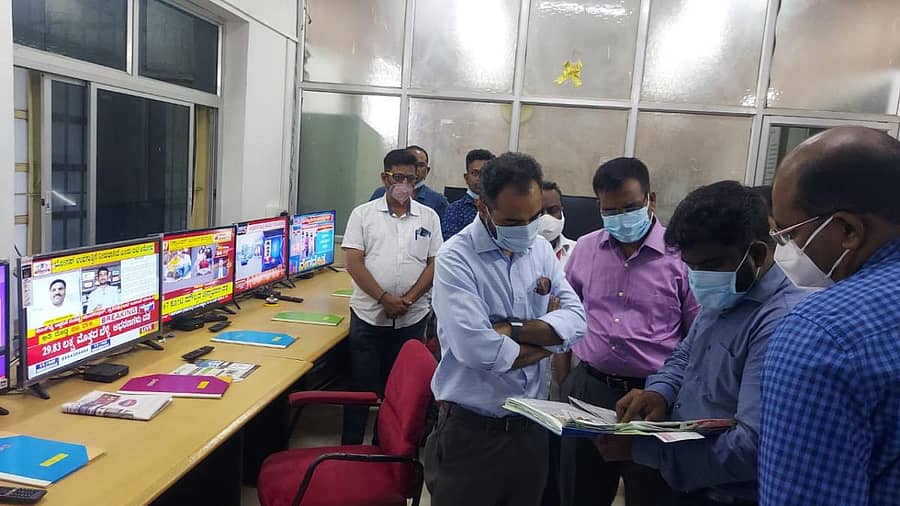 ಸಿಂದಗಿ ಉಪ ಚುನಾವಣೆ ಅಂಗವಾಗಿ ಸ್ಥಾಪಿಸಲಾಗಿರುವ ಮಾಧ್ಯಮ ನಿರ್ವಹಣಾ ಕೇಂದ್ರಕ್ಕೆ ಜಿಲ್ಲಾಧಿಕಾರಿ ಮಂಗಳವಾರ ಭೇಟಿ ನೀಡಿ ಪರಿಶೀಲಿಸಿದರು