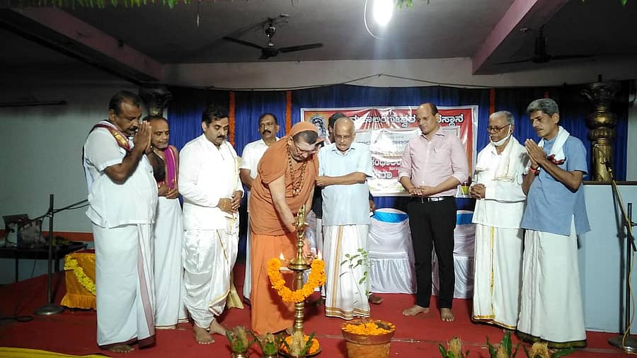 ಪುತ್ತೂರು ಮಹಾಲಿಂಗೇಶ್ವರ ದೇವಳದ ವತಿಯಿಂದ ಆರಂಭಿಸಲಾದ ಧಾರ್ಮಿಕ ಗ್ರಂಥಾಲಯವನ್ನು ಎಡನೀರು ಮಠದ ಸಚ್ಚಿದಾನಂದ ಭಾರತೀತೀರ್ಥ ಸ್ವಾಮೀಜಿ ಉದ್ಘಾಟಿಸಿದರು.