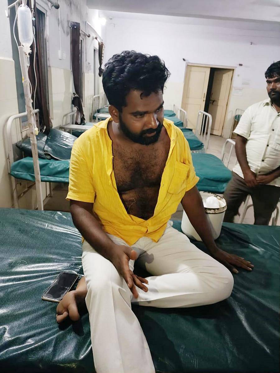 ಸಿಂದಗಿ ಸರ್ಕಾರಿ ಆಸ್ಪತ್ರೆಯಲ್ಲಿ ಚಿಕಿತ್ಸೆ ಪಡೆಯುತ್ತಿರುವ ಬಿಜೆಪಿ ಕಾರ್ಯಕರ್ತ ಪ್ರಮೋದ ಬಾಗೇವಾಡಿ