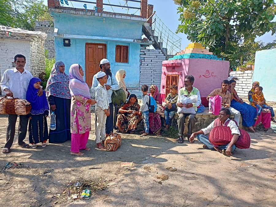 ಊರು ತೊರೆಯುತ್ತಿರುವ ಗ್ರಾಮಸ್ಥರು