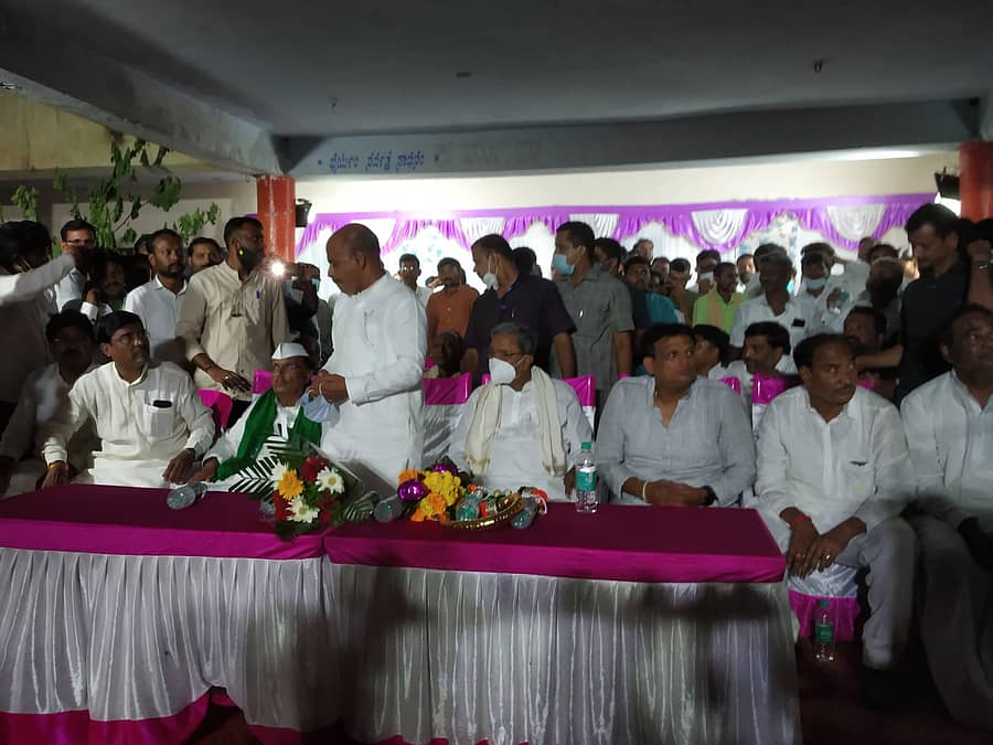 ಕಲಬುರಗಿ ಜಿಲ್ಲೆಯ ಗಡಿಕೇಶ್ವಾರ ಗ್ರಾಮದಲ್ಲಿ ಆಯೋಜಿಸಿದ್ದ ಸಭೆಯಲ್ಲಿ ಸಿದ್ದರಾಮಯ್ಯ ಭಾಗವಹಿಸಿದ್ದರು