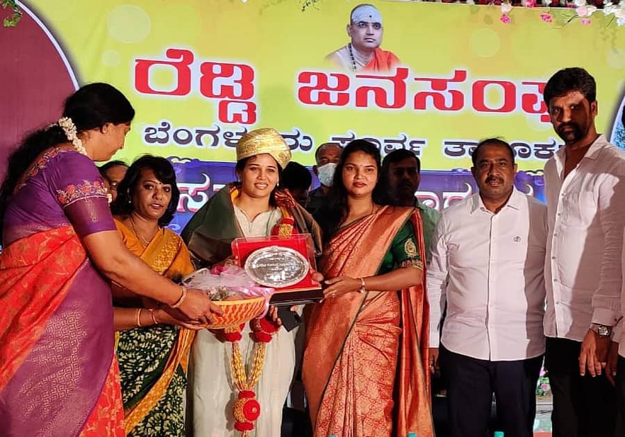 ರೆಡ್ಡಿ ಸಮುದಾಯದ ಐಎಎಸ್ ಅಧಿಕಾರಿ ರೋಹಿಣಿ ಸಿಂಧೂರಿ ಅವರನ್ನು ಶಾಸಕ ಸತೀಶ್ ರೆಡ್ಡಿ ಸನ್ಮಾನಿಸಿದರು. ನಂದೀಶ್ ರೆಡ್ಡಿ, ಭಾಸ್ಕರ್ ರೆಡ್ಡಿ, ಚಂದ್ರಶೇಖರ ರೆಡ್ಡಿ ಹಾಗೂ ಇತರರು ಇದ್ದರು.