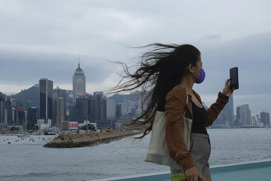 ‘ಕೊಂಪಾಸು’ ಚಂಡಮಾರುತ ಹಾಂಗ್‌ಕಾಂಗ್‌ ಪ್ರವೇಶಿಸುತ್ತಿದ್ದ ಸಂದರ್ಭದಲ್ಲಿ ವಿಕ್ಟೋರಿಯಾ ಬಂದರಿನಲ್ಲಿ ಮಹಿಳೆ ಸೆಲ್ಫಿ ತೆಗೆದುಕೊಳ್ಳುತ್ತಿದ್ದ ದೃಶ್ಯ ಕಂಡು ಬಂತು –ಎಪಿ/ಪಿಟಿಐ ಚಿತ್ರ