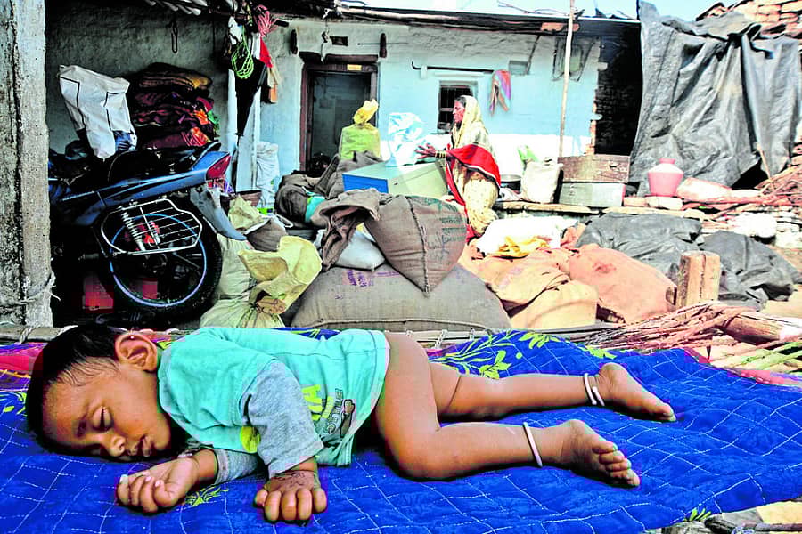 ಭೂಕಂಪನವಾಗುತ್ತಿರುವ ಕಲಬುರಗಿ ಜಿಲ್ಲೆಯ ಚಿಂಚೋಳಿ ತಾಲ್ಲೂಕಿನ ಗಡಿಕೇಶ್ವಾರ ಗ್ರಾಮದಲ್ಲಿ ಮಂಗಳವಾರ, ಪುಟ್ಟ ಮಗುವನ್ನು ಮನೆಯ ಹೊರಗಿನ ಕಟ್ಟೆ ಮೇಲೆ ಮಲಗಿಸಿದ್ದು ಕಂಡುಬಂತು ಪ್ರಜಾವಾಣಿ ಚಿತ್ರ: ತಾಜುದ್ದೀನ್ ಆಜಾದ್