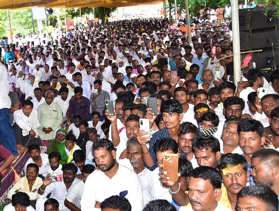 ಕಲಬುರಗಿಯ ಜಗತ್ ವೃತ್ತದಲ್ಲಿ ಮಂಗಳವಾರ ಆಯೋಜಿಸಿದ್ದ ಹಿಂದುಳಿದ ಜಾತಿಗಳ ಒಕ್ಕೂಟದ ಪ್ರತಿಭಟನಾ ಸಭೆಯಲ್ಲಿ ಭಾಗವಹಿಸಿದ್ದ ಜನಸ್ತೋಮ