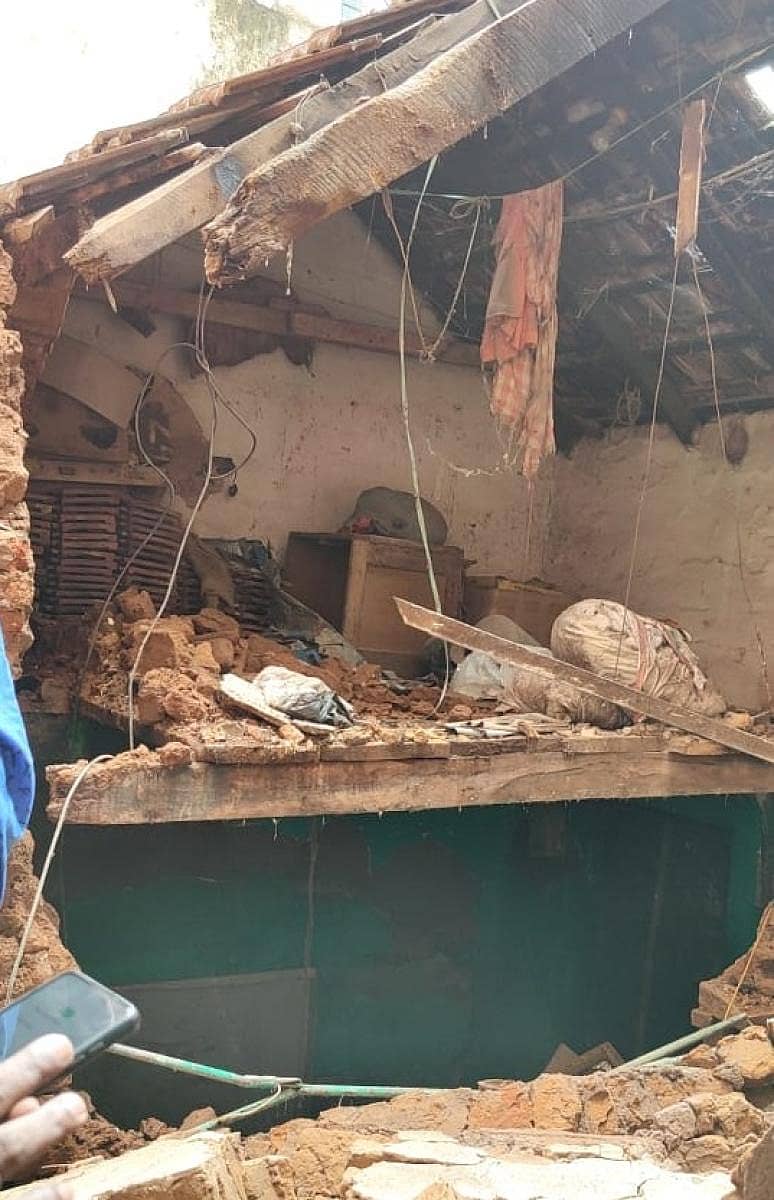 ನಗರ್ತಪೇಟೆಯಲ್ಲಿ ಹಂಚಿನ ಮನೆಯೊಂದರ ಗೋಡೆ ಕುಸಿದಿರುವುದು