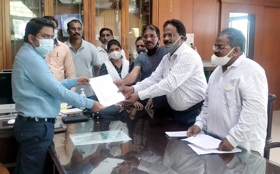 ಇ ಸ್ವತ್ತು ಹಾಗೂ ಇ ಖಾತೆಯಿಂದ ವಿನಾಯಿತಿ ನೀಡಬೇಕು ಎಂದು ಒತ್ತಾಯಿಸಿ ಜಿಲ್ಲಾಧಿಕಾರಿ ಮುಲ್ಲೈ ಮುಗಿಲನ್ ಅವರ ಮೂಲಕ ರಾಜ್ಯ ಸರ್ಕಾರಕ್ಕೆ ಕಾರವಾರದಲ್ಲಿ ಬುಧವಾರ ಮನವಿ ಸಲ್ಲಿಸಲಾಯಿತು