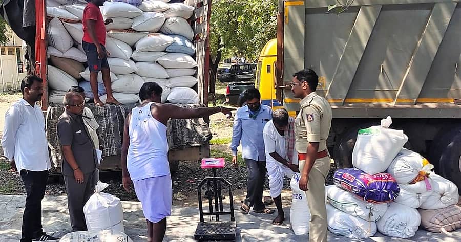 ಅಕ್ರಮವಾಗಿ ಸಾಗಿಸುತ್ತಿದ್ದ ಪಡಿತರ ಅಕ್ಕಿ ಚೀಲಗಳನ್ನು ವಶಕ್ಕೆ ಪಡೆದ ಜೇವರ್ಗಿ ಪೊಲೀಸರು ಅವುಗಳ ತೂಕ ಮಾಡಿದರು