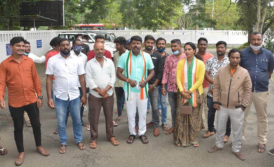 ಹಾಸನ ಜಿಲ್ಲಾಧಿಕಾರಿ ಕಚೇರಿ ಎದುರು ಕಾಂಗ್ರೆಸ್ ಮುಖಂಡ ಬನವಾಸೆ ರಂಗಸ್ವಾಮಿ ನೇತೃತ್ವದಲ್ಲಿ ಪ್ರತಿಭಟನೆ ನಡೆಸಲಾಯಿತು.