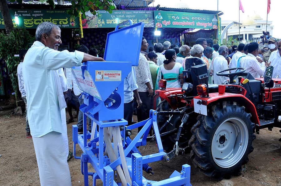 ಚಿತ್ರದುರ್ಗ ಮುರುಘಾಮಠದ ಶರಣ ಸಂಸ್ಕೃತಿ ಉತ್ಸವದ ಅಂಗವಾಗಿ ಬುಧವಾರ ನಡೆದ ಕೃಷಿ ಮೇಳ ಮತ್ತು ಕೈಗಾರಿಕಾ ವಸ್ತು ಪ್ರದರ್ಶನದಲ್ಲಿ ರೈತರು ಸೂಕ್ಷ್ಮವಾಗಿ ಆಧುನಿಕ ಕೃಷಿ ಪರಿಕರ, ಯಂತ್ರೋಪಕರಣ ವೀಕ್ಷಿಸುತ್ತಿರುವುದು. ಪ್ರಜಾವಾಣಿ ಚಿತ್ರಗಳು: ಭವಾನಿ ಮಂಜು.
