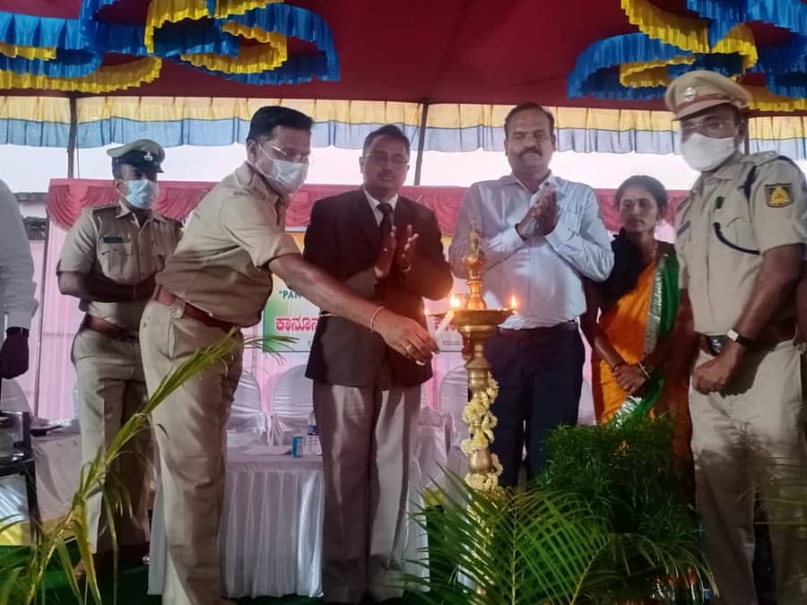 ಬೀದರ್ ತಾಲ್ಲೂಕಿನ ಅಮಲಾಪುರ ಗ್ರಾಮದಲ್ಲಿ ಆಯೋಜಿಸಿದ್ದ ಅರಿವು ಮತ್ತು ನೆರವು ಕಾರ್ಯಕ್ರಮದಲ್ಲಿ, ಆನಂದ, ಸಂಗನಗೌಡ ಹೊಸಳ್ಳಿ, ಸಿವಿಲ್ ನ್ಯಾಯಾಧೀಶ ಆರ್.ಪಿ.ಗೌಡರ. ಅಶೋಕ ಮಾನೂರೆ, ರಾಧಿಕಾ ಕೋಳಿ ಇದ್ದಾರೆ