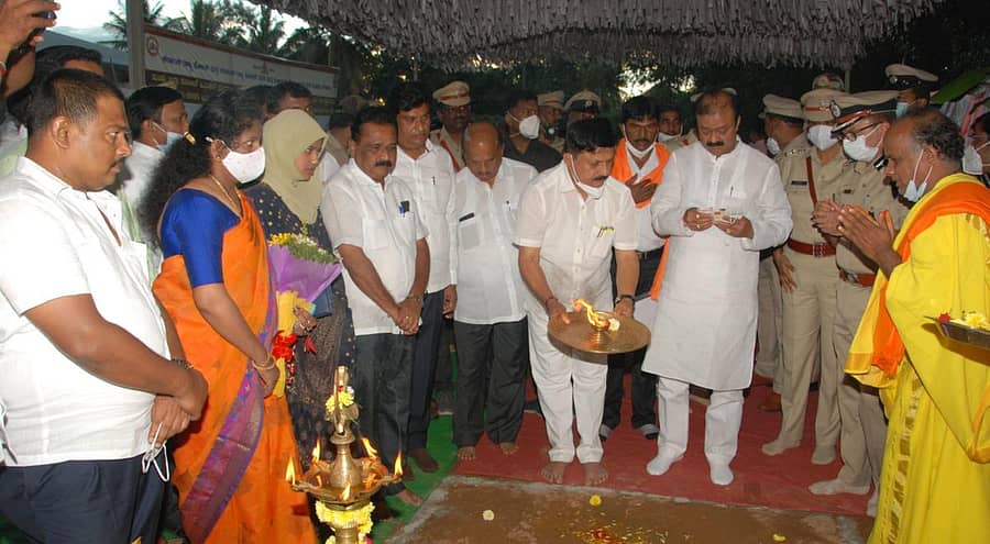 ಪೊಲೀಸ್ ಇಲಾಖೆ ವತಿಯಿಂದ ಡಿಎಆರ್ ಮೈದಾನದಲ್ಲಿ ಬುಧವಾರ ನಡೆದ ಸಮಾರಂಭದಲ್ಲಿ ಗೃಹ ಸಚಿವ ವಿವಿಧ ಕಾಮಗಾರಿಗಳಿಗೆ ಭೂಮಿ ಪೂಜೆ ನೆರವೇರಿಸಿದರು