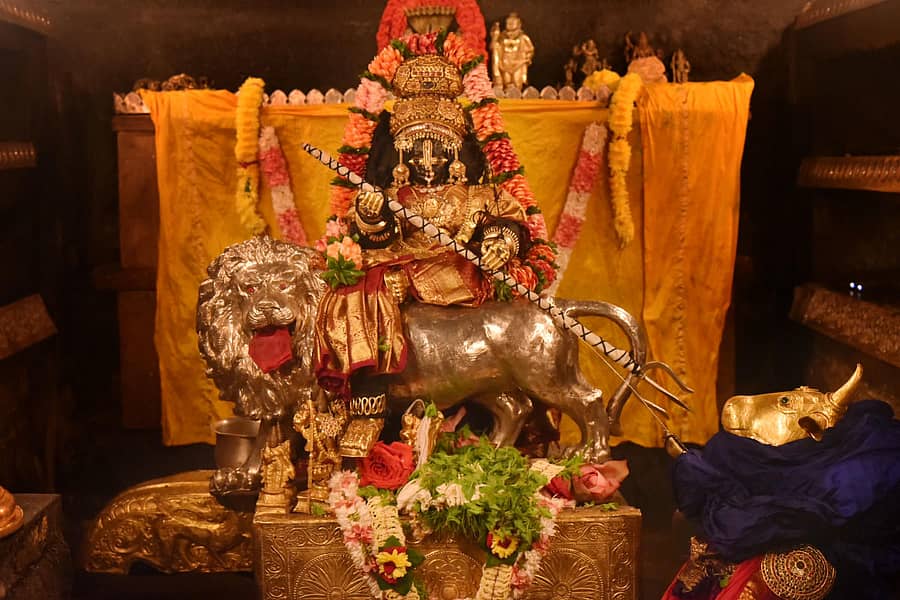 ನವರಾತ್ರಿಯ ಪ್ರಯುಕ್ತ ಬುಧವಾರ ಕಾಣಿಯೂರು ಮಠಾಧೀಶರಾದ ವಿದ್ಯಾವಲ್ಲಭ ತೀರ್ಥ ಸ್ವಾಮೀಜಿ ಕೃಷ್ಣ ದೇವರಿಗೆ ‘ಮಹಿಷ ಮರ್ಧಿನಿ’ ಅಲಂಕಾರ ಮಾಡಿದ್ದರು. ಪರ್ಯಾಯ ಪೀಠಾಧೀಶರಾದ ಈಶಪ್ರಿಯತೀರ್ಥ ಸ್ವಾಮೀಜಿ ಮಹಾಪೂಜೆ ನೆರವೇರಿಸಿದರು.