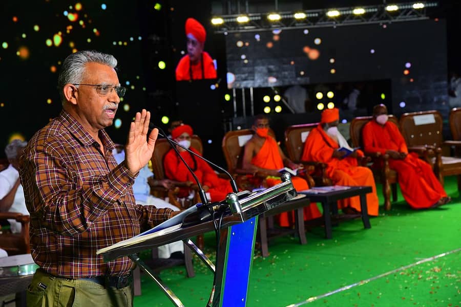 ಚಿತ್ರದುರ್ಗದ ಮುರುಘಾ ಮಠದಲ್ಲಿ ಶರಣ ಸಂಸ್ಕೃತಿ ಉತ್ಸವದ ಅಂಗವಾಗಿ ಬುಧವಾರ ನಡೆದ ಸಮಾರಂಭದಲ್ಲಿ ‘ಪ್ರಜಾವಾಣಿ’ಯ ಕಾರ್ಯನಿರ್ವಾಹಕ ಸಂಪಾದಕ ರವೀಂದ್ರ ಭಟ್ಟ ಮಾತನಾಡಿದರು. ಶಿವಮೂರ್ತಿ ಮುರುಘಾ ಶರಣರು, ಪೇಜಾವರ ಮಠದ ವಿಶ್ವಪ್ರಸನ್ನತೀರ್ಥ ಸ್ವಾಮೀಜಿ, ಮಹಾಂತ ರುದ್ರೇಶ್ವರ ಸ್ವಾಮೀಜಿ ಬಸವಮೂರ್ತಿ ಮಾದಾರ ಚನ್ನಯ್ಯ ಸ್ವಾಮೀಜಿ ಇದ್ದಾರೆ.