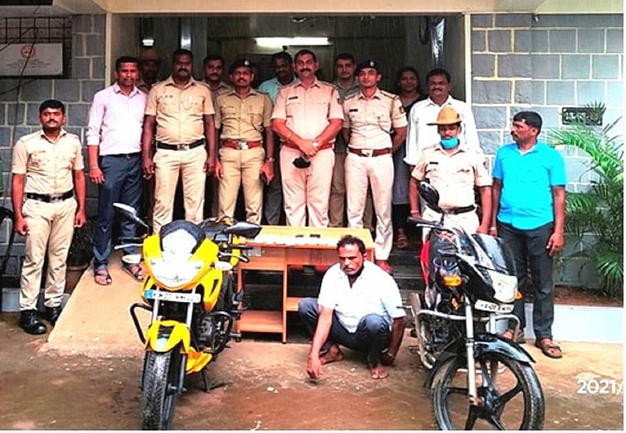 ಉಡುಪಿಯ ಕೆಎಸ್ಆರ್ಟಿಸಿ ಬಸ್ ನಿಲ್ದಾಣದಲ್ಲಿ ಸೋಮವಾರ ಅಂತರ ಜಿಲ್ಲಾ ಕಳ್ಳನನ್ನು ಪೊಲೀಸರು ಬಂಧಿಸಿದ್ದು, ಎರಡು ಬೈಕ್, ಎರಡು ಮೊಬೈಲ್ ಹಾಗೂ ₹ 4.32 ಲಕ್ಷ ನಗದು ವಶಪಡಿಸಿಕೊಂಡಿದ್ದಾರೆ.