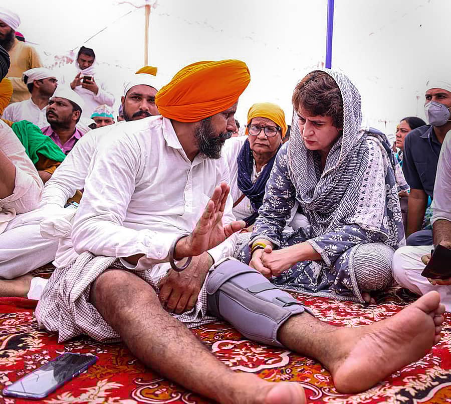 ಲಖಿಂಪುರ-ಖೇರಿ ರೈತರ ಹತ್ಯೆಯಲ್ಲಿ ಮೃತಪಟ್ಟ ರೈತರ ಅಂತಿಮ ಪ್ರಾರ್ಥನೆಯಲ್ಲಿ ಭಾಗಿಯಾಗಿದ್ದ ಪ್ರಿಯಾಂಕಾ ಗಾಂಧಿ ಅವರು, ಘಟನೆಯಲ್ಲಿ ಗಾಯಗೊಂಡ ರೈತನೊಂದಿಗೆ ಮಾತನಾಡಿದರು –ಪಿಟಿಐ ಚಿತ್ರ