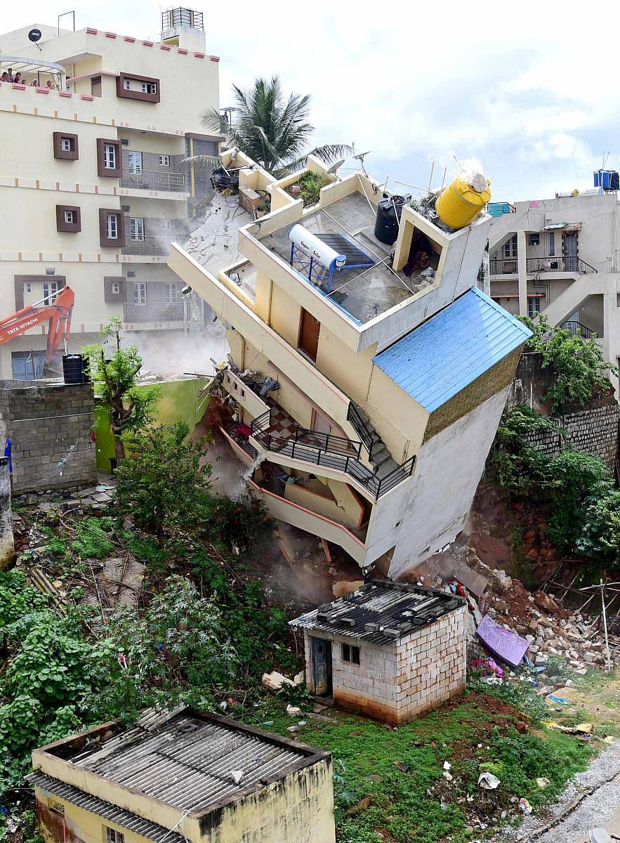 ಕಾರ್ಯಾಚರಣೆ ಬಳಿಕ ಬೀಳುತ್ತಿರುವ ಕಟ್ಟಡ –ಪ್ರಜಾವಾಣಿ ಚಿತ್ರಗಳು/ ರಂಜು ಪಿ.