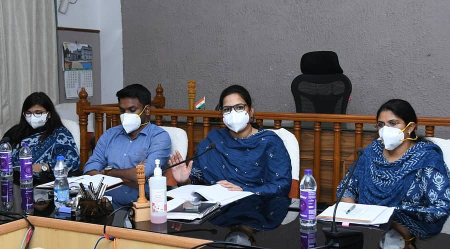 ಜಿಲ್ಲಾ ವಿಪತ್ತು ನಿರ್ವಹಣಾ ಸಮಿತಿಯ ತುರ್ತು ಸಭೆಯಲ್ಲಿ ಜಿಲ್ಲಾಧಿಕಾರಿ ವಿ.ವಿ. ಜ್ಯೋತ್ಸ್ನಾ ಮಾತನಾಡಿದರು. ಎ.ಸಿ. ಮೋನಾ ರೋಟ್, ಜಿ.ಪಂ. ಸಿಇಓ ಡಾ. ದಿಲೀಷ್ ಶಶಿ, ಎಸ್ಪಿ ಡಾ. ಸಿಮಿ ಮರಿಯಮ್ ಜಾರ್ಜ್ ಇದ್ದರು