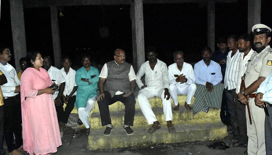 ಚಿಂಚೋಳಿ ತಾಲ್ಲೂಕಿನ ಭೂಕಂಪ ಪೀಡಿತ ಗ್ರಾಮಗಳಿಗೆ ಕಲಬುರಗಿ ಸಂಸದ ಡಾ. ಉಮೇಶ ಜಾಧವ ಮಂಗಳವಾರ ತಡ ರಾತ್ರಿ ಭೇಟಿ ನೀಡಿ ಜನರಿಗೆ ಧೈರ್ಯ ಹೇಳಿದರು