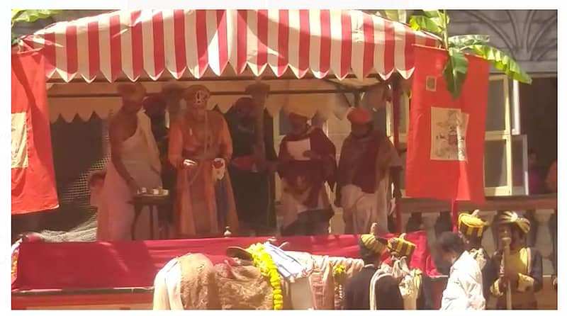 ರಾಜವಂಶಸ್ಥ ಯದುವೀರ್ ಅರಮನೆ ಆವರಣದಲ್ಲಿ ಆಯುಧ ಪೂಜೆ ನೆರವೇರಿಸಿದರು.