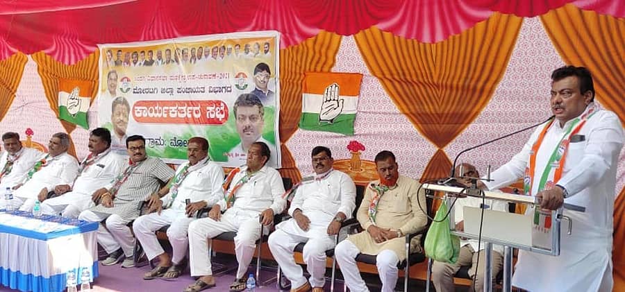ಸಿಂದಗಿ ತಾಲ್ಲೂಕು ಮೋರಟಗಿಯಲ್ಲಿ ಗುರುವಾರ ಶಾಸಕ ಎಂ.ಬಿ.ಪಾಟೀಲ ಕಾಂಗ್ರೆಸ್ ಕಾರ್ಯಕರ್ತರನ್ನು ಉದ್ದೇಶಿಸಿ ಮಾತನಾಡಿದರು