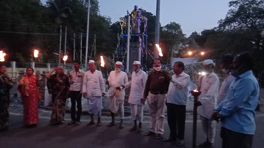 ವಿಜಯಪುರ ನಗರದ ಅಂಬೇಡ್ಕರ್ ವೃತ್ತದಲ್ಲಿ ವಿವಿಧ ಜನಪರ ಸಂಘಟನೆಗಳ ಮುಖಂಡರು ಮೇಣದ ಬತ್ತಿ ಬೆಳಗಿಸುವುದರ ಮೂಲಕ ಹುತಾತ್ಮ ರೈತರಿಗೆ ಶ್ರದ್ಧಾಂಜಲಿ ಸಲ್ಲಿಸಿದರು