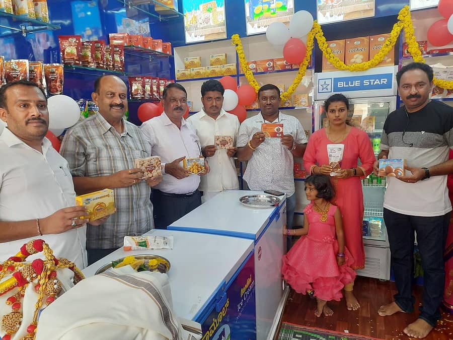 ಹಾಸನದ ಕುವೆಂಪುನಗರದಲ್ಲಿ ಶುಕ್ರವಾರ ನಂದಿನಿ ಉತ್ಪನ್ನಗಳ ಮಾರಾಟ ಮಳಿಗೆ ಉದ್ಘಾಟಿಸಲಾಯಿತು.ಹಾಸನ ಹಾಲು ಒಕ್ಕೂಟದ ನಿರ್ದೇಶಕ ಹೊನ್ನವಳ್ಳಿ ಸತೀಶ್, ಗೋವಿಂದರಾಜು, ರಂಜಿತ್, ದೀಪಕ್, ನಾಗೇಂದ್ರ ಇದ್ದಾರೆ