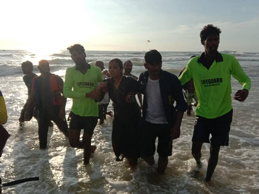 ಮಲ್ಪೆ ಬೀಚ್‌ನಲ್ಲಿ ಆಟವಾಡುವಾಗ ನೀರಿನ ಸೆಳೆತಕ್ಕೆ ಸಿಲುಕಿ ಮುಳುಗುತ್ತಿದ್ದ ಮೂವರನ್ನು ಲೈಫ್‌ ಗಾರ್ಡ್‌ ಸಿಬ್ಬಂದಿ ರಕ್ಷಣೆ ಮಾಡಿದರು.