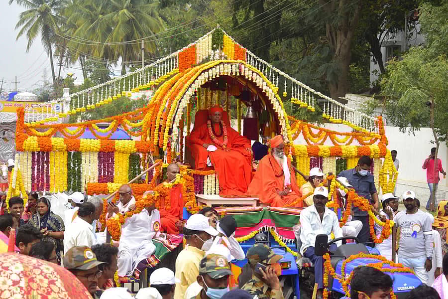 ಚಿತ್ರದುರ್ಗದಲ್ಲಿ ಶುಕ್ರವಾರ ನಡೆದ ಶರಣ ಸಂಸ್ಕೃತಿ ಉತ್ಸವದ ಮೆರವಣಿಗೆಯಲ್ಲಿ ಪುಷ್ಪಗಳಿಂದ ಸಿಂಗರಿಸಿದ ಪಲ್ಲಕ್ಕಿ ಮಾದರಿಯಲ್ಲಿ ಶಿವಮೂರ್ತಿ ಮುರುಘಾ ಶರಣರು ಸಾಗಿದರು.