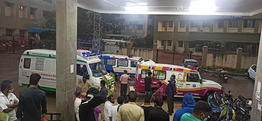 ದಾಖಲಾತಿಗಾಗಿ ರೋಗಿಗಳು ಆಂಬುಲೆನ್ಸ್ಗಳಲ್ಲಿಯೇ ಕಾಯುತ್ತಿರುವುದು