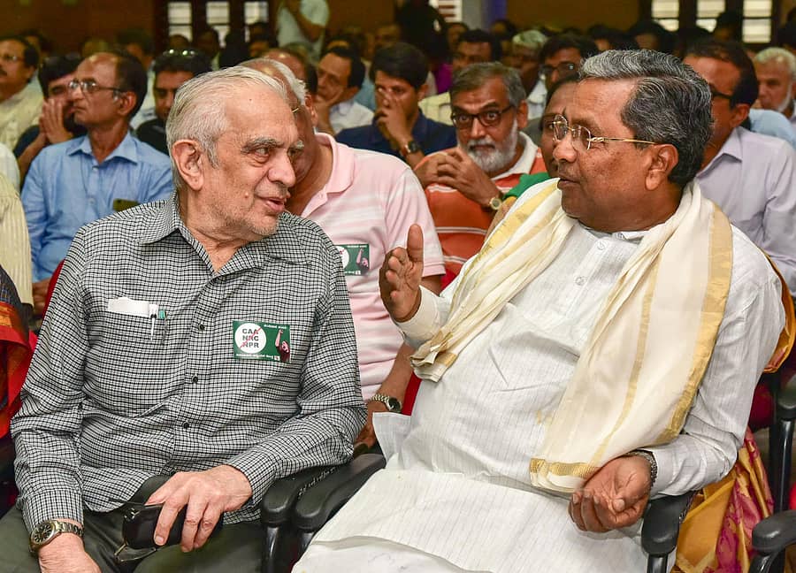 ವಿಧಾನಸಭೆ ವಿರೋಧ ಪಕ್ಷದ ನಾಯಕ ಸಿದ್ದರಾಮಯ್ಯ ಅವರೊಂದಿಗೆ ಪ್ರೊ. ಜಿ.ಕೆ. ಗೋವಿಂದರಾವ್