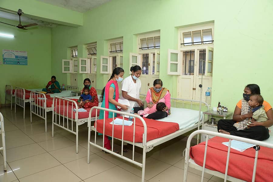 ದಾವಣಗೆರೆಯ ಚಿಗಟೇರಿ ಜಿಲ್ಲಾ ಆಸ್ಪತ್ರೆ ಆವರಣದಲ್ಲಿರುವ ಅಪೌಷ್ಟಿಕ ಮಕ್ಕಳ ಪುನರ್ವಸತಿ ಕೇಂದ್ರ. ಚಿತ್ರ: ಸತೀಶ ಬಡಿಗೇರ್