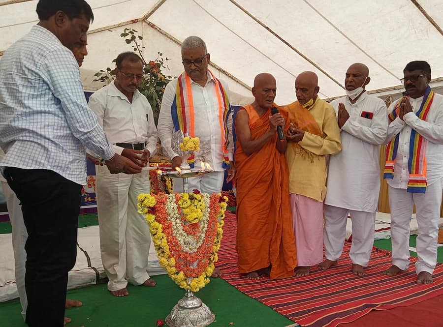 ಭದ್ರಾವತಿ ಹೊಸನಂಜಾಪುರ ಗ್ರಾಮದಲ್ಲಿ ಗುರುವಾರ ನಡೆದ ಬೌದ್ಧವಿಹಾರದ ಭೂಮಿಪೂಜೆ ಸಮಾರಂಭವನ್ನು ಶಾಸಕ ಬಿ.ಕೆ. ಸಂಗಮೇಶ್ವರ ಉದ್ಘಾಟಿಸಿದರು.